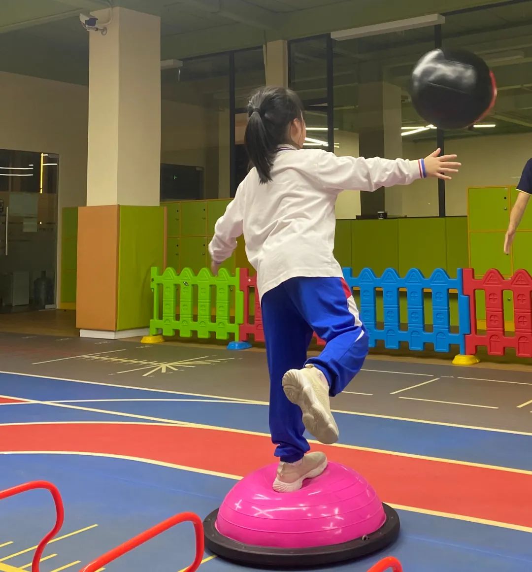 幼儿篮球技巧班_教幼儿的篮球技能动作有哪些_幼儿篮球教学方法