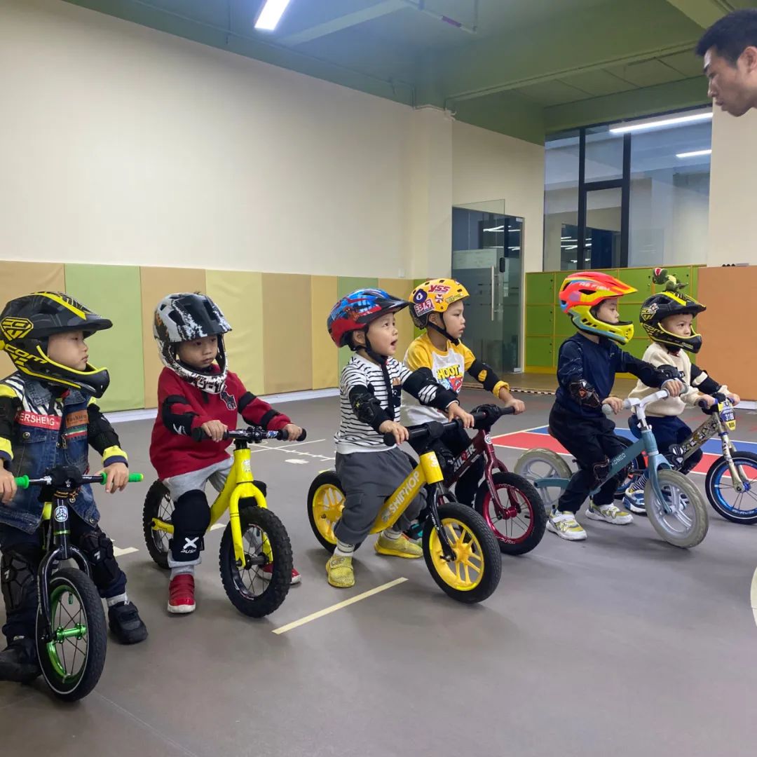 幼儿篮球教学方法_教幼儿的篮球技能动作有哪些_幼儿篮球技巧班