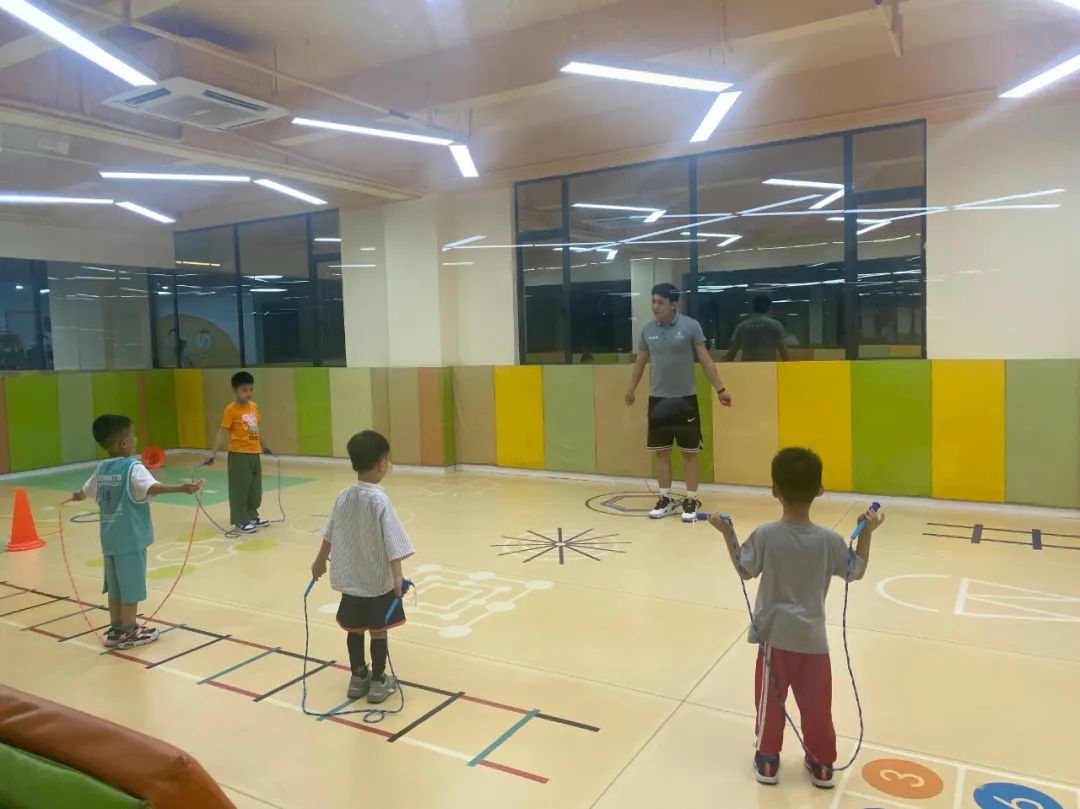 幼儿篮球技巧班_教幼儿的篮球技能动作有哪些_幼儿篮球教学方法