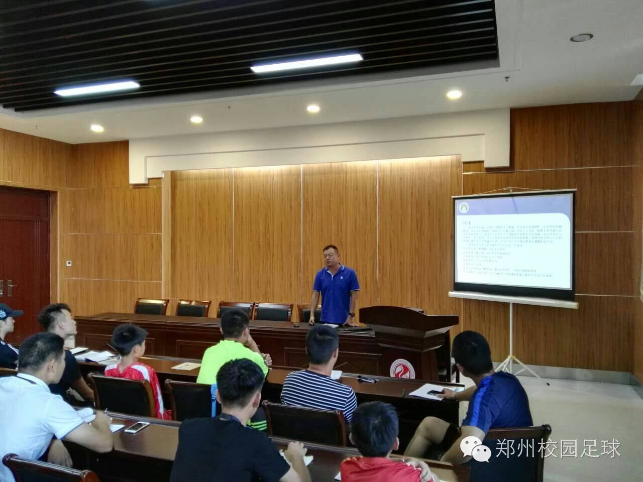 手势裁判足球角球规则视频_足球角球裁判规则及手势_足球手球裁判手势