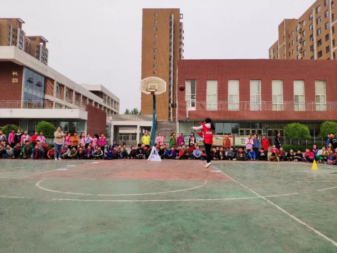 每天分享篮球技巧大家都学起来吧_篮球初学者每日训练视频教程_篮球初学者每天必练基本功