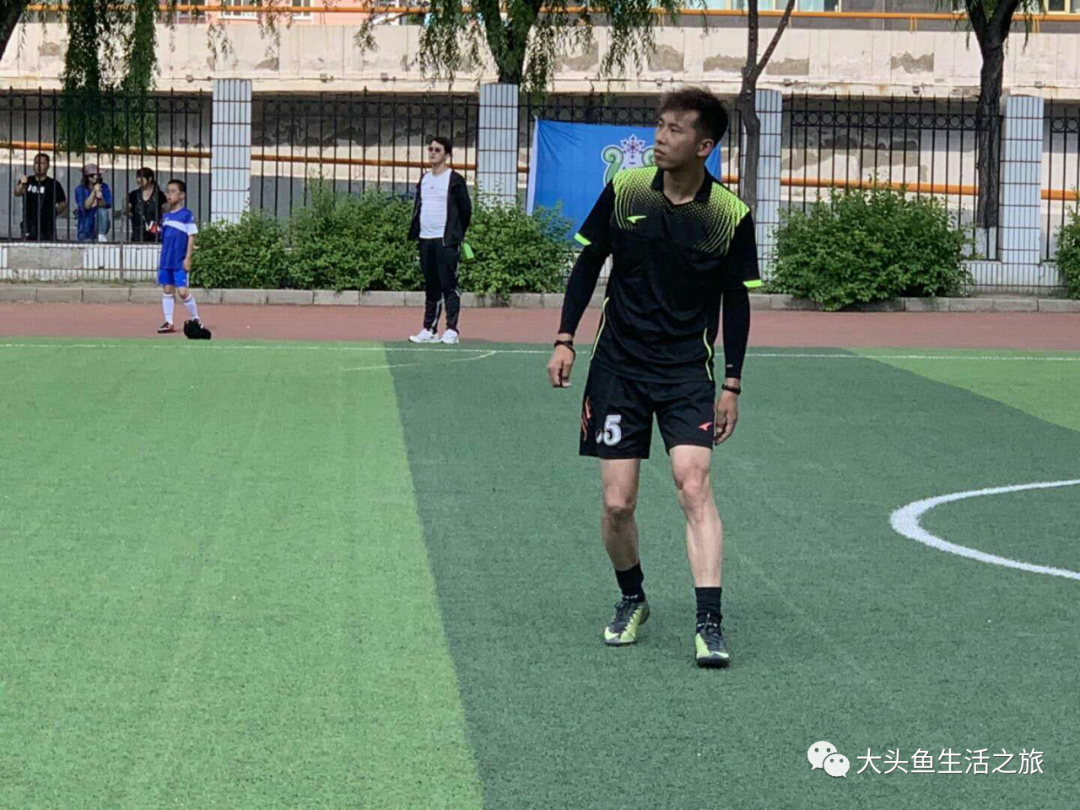 足球中圈开球规则 庆祝_足球中圈开球的新规则_足球开球中圈一个人还是两个人