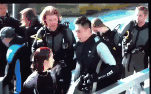 游泳浮游法_游泳技巧学会浮潜视频教程_不会游泳如何学浮潜技巧