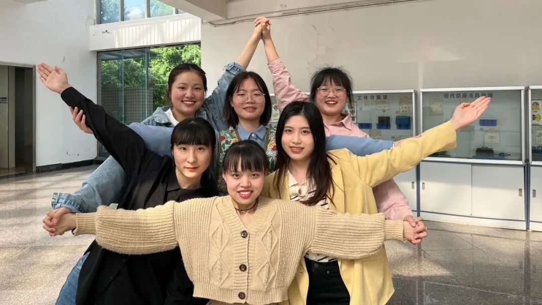 奥运会冠军小孩_小男孩踢足球视频_小孩奥运冠军踢足球视频
