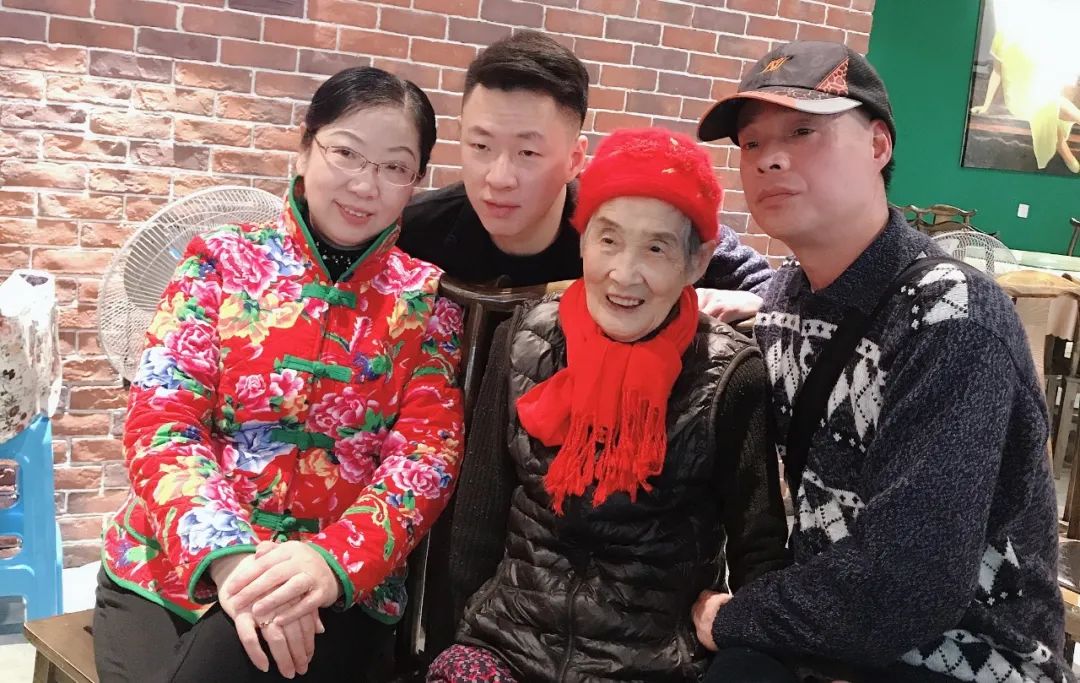 奥运会冠军小孩_小男孩踢足球视频_小孩奥运冠军踢足球视频